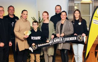 Die Vorstandsmitglieder von „Just Friends e. V.“, Marcus Fritsch (2. v. l.), Stefanie Sperrer (3. v. l.), Ilona Forster (2. v. r.) und Michael Forster (3. v. r.), überreichten am Mittwochabend im Sportheim der DJK Neustadt/WN an das Team Nordoberpfalz der Bananenflanke e. V. mit Peter Gmeiner, Ben Krügelstein, Carina Völkl und Sandra Krügelstein (v. l.) eine Spende in Höhe von 1000 Euro – der Erlös aus der 8.0-Fete vom November 2022.