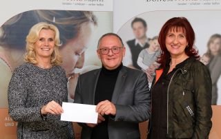 Das passende Geschenk zur zehnjährigen Kooperation: Hilfswerk-Vorsitzender Dr. Elmar Baumer (Mitte) und der Lions Club Weiden überreichten am Montagnachmittag dem Verein Donum Vitae Weiden e. V. mit Andrea Gollwitzer (r., Vorsitzende des Fördervereines) und mit Andrea Lang (l., Bevollmächtigte für die Stadt Weiden und den Landkreis Neustadt/WN) eine Spende in Höhe von 1500 Euro.