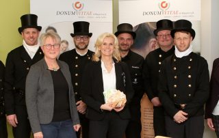 Sechsfaches Premieren-Glück: Die Kaminkehrer-Meister Hans-Peter Schärl, Mario Schön, Manuel Schätzler, Stefan Baumgärtner, Thomas Köbele und Stefan Schäffer (v. l.) überreichten stellvertretend für ihre weitere 30 Kollegen von der Schulungsstelle Weiden an die Donum Vitae-Vertreterinnen Elisabeth Schieder, Andrea Lang und Andrea Gollwitzer (v. l.) eine Spende in Höhe von 2500 Euro.