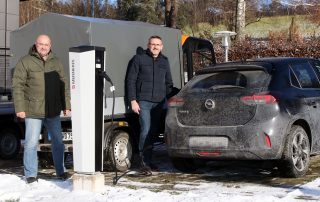 Der nächste Schritt: Am Montagmittag ist auf dem Parkplatz neben der Wäscherei von Werkstatt-Leiter Josef Albang (l.) und Gruppenleiter Stefan Merkl (r.) offiziell die erste öffentliche E-Ladesäule am HPZ Irchenrieth in Betrieb genommen worden.