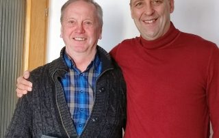 Der „Chef“ höchstpersönlich gratuliert: CSU-Ortsverbandsvorsitzender Harald Gollwitzer (r.) beglückwünschte Matin Landgraf (l.) zu dessen 60. Geburtstag.