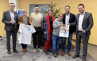 Die „Offenen Hilfen“ des HPZ Irchenrieth besuchten zum 25-jährigen Jubiläum der Zusammenarbeit die Volksbank Raiffeisenbank (V) Nordoberpfalz in Weiden (v. l. n. r): Christian Weigert, Andrea Sonauer, Andreas Raithel, Martina Grüner, Ludwig Scharnagl, Stefan Gleißner und Michael Hösl.