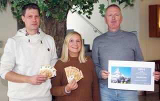 Robert Gruber von der Firma SINODEEN® aus Kirchdorf am Inn und Sabine Prößl überreichten Thomas Fritsch (v. l.), dem Vorsitzenden des Vereins HPZ RehaSport e. V. jeweils eine Spende in Höhe von 250 Euro für die Host Town-Projekt der Stadt Weiden und des Landkreises Neustadt/WN.