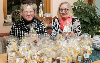 In der „staaden Zeit“ auf Achse: Die Mitglieder der Flosser CSU-Familie – hier stellvertretende Ortsverbandsvorsitzende Rita Rosner und Christina Kreuzer (v. r.) – sind in den Wochen vor Weihnachten bei rund 100 Seniorenbesuchen im Gemeindegebiet unterwegs.