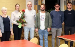 Der Verein HPZ RehaSport e. V.“, hier mit Wahlleiter Pfarrer Alfons Forster (r.), geht mit folgender Führungsriege in die nächste Amtsperiode (v. l.): Claudia Prommersberger, Natalie Pris, Thomas Fritsch, Dominik Koslowski, Julian Müssig und Philipp Schiesl. Die bisherige 2. Vorsitzende Marina Plakhotnik-Hastler (3. v. l.) wurde mit einem Blumengeschenk verabschiedet, sie bleibt aber Trainerin der Fußball-Frauen.