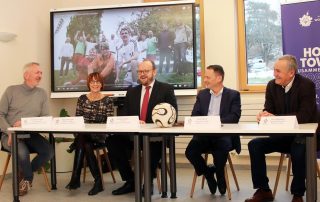Freude pur: Bei ihrer gemeinsamen Pressekonferenz am Mittwochvormittag stellten die Stadt Weiden, der Landkreis Neustadt/WN und die Vertreter des Organisationsteams erstmals offiziell das Programm für den „Host Town“-Besuch der ungarischen Delegation vor (v. l. n. r.): Thomas Fritsch, Margit Kirzinger, Andreas Meier, Jens Meyer und Kurt Seggewiß.