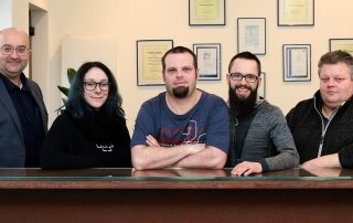 Perfekt gelungene Inklusion: Zum 1. Februar erhielt Andy Rentsch (Mitte), ehemaliger Mitarbeiter der INTEGRA des Heilpädagogischen Zentrums (HPZ) Irchenrieth, von Maximilian Blau (2. v. r.), Chef des Weidener Unternehmens Multi Metall GmbH, eine Festanstellung. HPZ-Werkstatt-Leiter Josef Albang (l.), HPZ-Sozialdienstleiterin Anna Dettelbacher (2. v. l.) und INTEGRA-Standortleiter Stefan Böhm (r.) gratulierten dem 33-Jährigen.