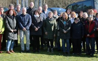 Geballte Ansammlung von Wissen, Erfahrung und Engagement: Das Heilpädagogische Zentrum (HP) Irchenrieth ehrte zunächst die Mitarbeiter*innen, die 25, 30 und mit Rita Faget (vordere Reihe, 3. v. r.) sogar 40 Jahre dort beschäftigt sind.