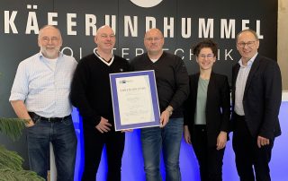 Die IHK Regensburg für Oberpfalz/Kelheim mit Markus Frauendorfer (r.) und Yvonne Schieder (2. v. r.) gratulierten dem Ursensollener Polstermöbelhersteller „Käfer & Hummel“ mit den Geschäftsführern Frank Käfer (2. v. l.) und Markus Hummel (Mitte) sowie Polstermeister Ludwig Jakob (l.) mit einer Ehrenurkunde zum 20-jährigen Jubiläum.