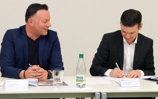 Die Tinte ist trocken: Die vhs Weiden-Neustadt/WN mit Geschäftsführer Stefan Frischholz (l.) und das Heilpädagogi-sche Zentrum (HPZ) Irchenrieth mit Vorstandsvorsitzenden Christian Stadler (r.) unterzeichneten am Dienstag den Kooperationsvertrag zur Durchführung gemeinsamer inklusiver Erwachsenenkurse.