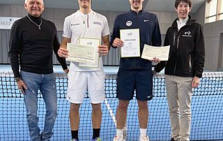 Favoritensieg: BTV-Regionalvorsitzender Walter Haun (l.) und TSC-Sportwartin Corinna Kaup (r.) gratulierten den beiden Erstplatzierten bei den Herren, André Bittner (2. v. l.) und Julius Gold (2. v. r.).
