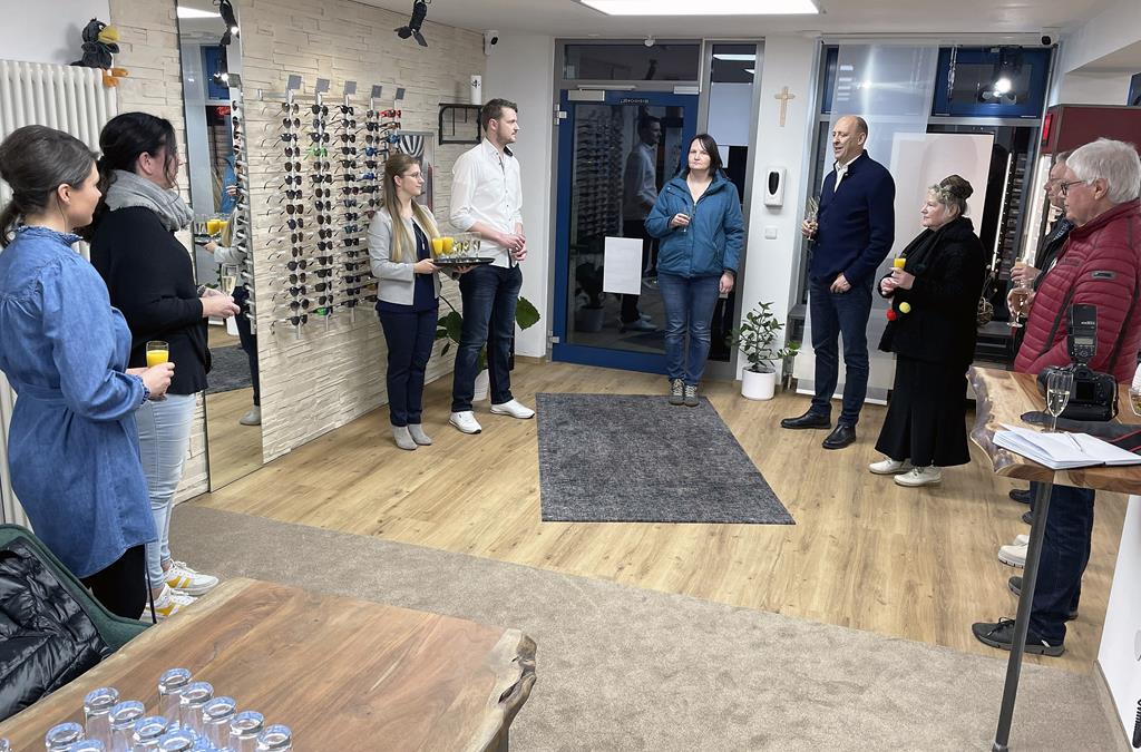 Die Flosser CSU-Familie besuchte am Freitagabend das neue Ladengeschäft von „Köllner Augenoptik & Hörakustik“ und erfuhr von Inhaber Michael Köllner (4. v. l.) interessante Neuigkeiten und seine Pläne für die Zukunft.