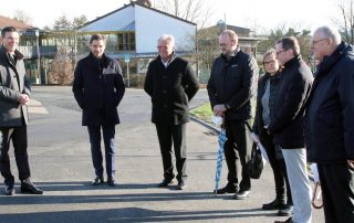 Stippvisite im Heilpädagogischen Zentrum (HPZ) Irchenrieth: CSU-Generalsekretär Martin Huber (2. v. r.) ist am Sonntagabend von HPZ-Vorstandsvorsitzenden Christian Stadler (l.) zusammen mit MdL Dr. Stephan Oetzinger, Bürgermeister Josef Hammer, Landrat Andreas Meier, Aufsichtsratsvorsitzender Birgit Reil und Bezirkstags-Vizepräsidenten Lothar Höher empfangen worden.