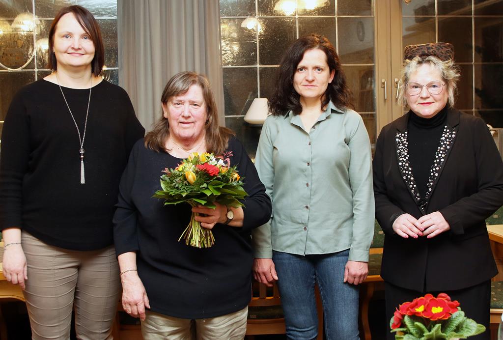 Die FU-Vorsitzenden Gabriele Frank (l.) und Christina Kreuzer (r.) sowie ihre Nachfolgerin Ramona Wagner (2. v. r.) bedankten sich bei der bisherigen Schatzmeisterin Elfriede Böhm (2. v. l.) für ihr 22-jähriges Engagement.