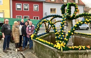 Die Mitglieder der Flosser Siedlergemeinschaft schmückten am Montagnachmittag wiederum den Brunnen am Luitpoldplatz mit rund 800 bunten Ostereiern.