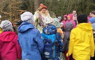Die Waldschratin „Pimpernella Pumpelsack“ zog bei der Auftaktveranstaltung der AG Kinder zum Flosser Festjahr die Kinder und auch Erwachsenen in ihren Bann.