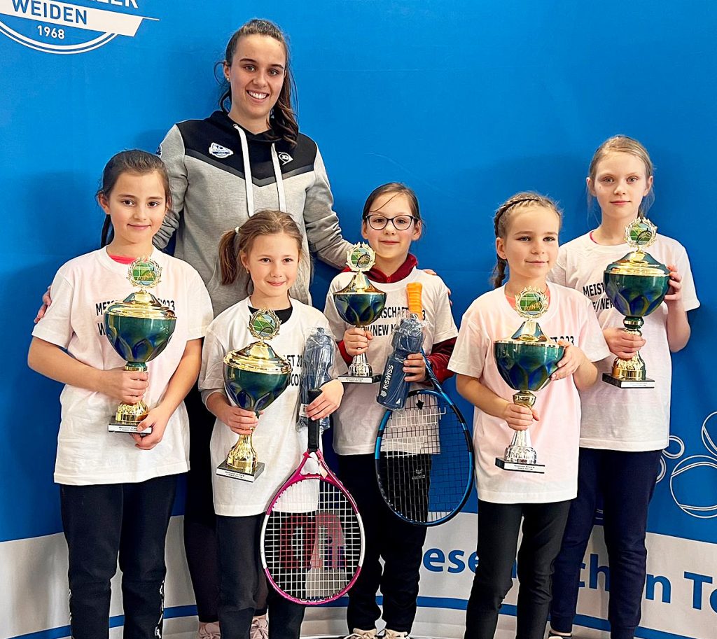 Gratulation: Stolz präsentierten die Erstplatzierten der Altersklassen U9 und U10 weiblich mit Turnierleiterin Victoria Reis ihre Pokale. 