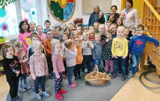 Die „FU-Helferinnen des Osterhasen“, Ortsverbandsvorsitzende Gabi Frank, Ramona Wagner und Annelie Lindner (hinten v. r.) überreichten beim evangelischen Kindergarten „Unterm Regenbogen“ die Geschenke an die Kinder.