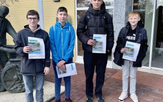 Geschenke zum Abschluss: Am Ende des „Boys’Day“ am Donnerstag am HPZ Irchenrieth erhielten die vier Teilnehmer ihre Teilnahmebestätigungen sowie einen USB-Stick mit allen wichtigen Informationen rund um die Einrichtung.