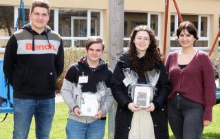 HPZ-Ausbildungsleiterin Tina Beer (r.) und Felix Beimler (l.), der Vorsitzende der Jugendausbildungsvertretung (JAV), überreichten am Dienstagnachmittag Johanna aus Tännesberg (2. V. r.) und Florian aus Weiden (2. v. l.) die Preise, die das Heilpädagogische Zentrum (HPZ) Irchenrieth zur Ausbildungsmesse in Weiden ausgelobt hatte.