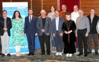 Die Flosser CSU-Familie mit der neuen Vorsitzenden Nadine Gralla-Sommer (6. v. l.), hier bei der Ortsversammlung mit Neuwahlen mit Generalsekretär Martin Huber und Landtagsabgeordneten Dr. Stephan Oetzinger, hat 2023 noch viel vor. Unter anderem ist Ende September zum „75-Jährigen“ ein gemeinsamer Jubiläumstag mit Ehrungen verdienter Mitglieder und einem Programm für Jung und Alt geplant.