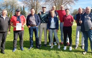 Nur Gewinner hat es am Sonntag beim Golf-Turnier des GLC Schmidmühlen zugunsten der Deutschen Krebshilfe gegeben. GLC-Präsident Harald Thies (l.) und Spielleiter Reinhold Scharl (r.) gratulierten den erfolgreichen Spieler*innen.