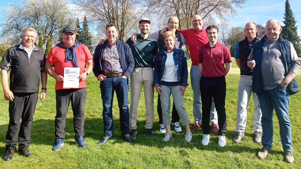 Nur Gewinner hat es am Sonntag beim Golf-Turnier des GLC Schmidmühlen zugunsten der Deutschen Krebshilfe gegeben. GLC-Präsident Harald Thies (l.) und Spielleiter Reinhold Scharl (r.) gratulierten den erfolgreichen Spieler*innen.