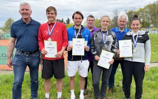 Gratulation an die Nordbayerischen Meister 2023: Robert Engel, Sportvorstand der Region Nordbayern des BTV (l.), gratulierte den Siegerinnen und Siegern des Nordbayerischen Meisterschaften, die vom Team des TC am Postkeller erneut mustergültig ausgerichtet wurden. Bei den Damen ging der Titel an Anne Knüttel (r.), bei den Herren setzte sich Yvo Panak (2. V. l.) durch.