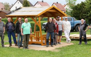 Zehn kräftige Jungs der Flosser Siedlergemeinschaft legten am Dienstagabend mächtig Hand an und platzierten das neue schattenspendende Holzhaus für Familien und Kinder auf dem Spielplatz im Ortsteil Ziegelhätte.