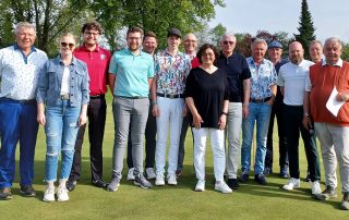 GLC-Präsident Harald Thies (l.) und Spielleiter Reinhold Scharl (r.) nahmen die Siegerehrung beim „Christine und Reinhard Thies-Cup 2023“ vor und freuten sich über die bisherige Rekordteilnehmerzahl an den bislang 2023 ausgetragenen Turnieren.