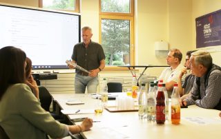 Ein Programmpunkt von vielen: Die Special Olympics-Fackel, die Thomas Fritsch, der Leiter des Host Town-Organisationskomitees, am Dienstagabend beim letzten Vereinstreffen vorstellte, wird beim Bayerischen Abend in Pirk eine nicht unwesentliche Rolle spielen.