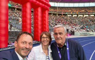 Berlin, wir sind da: Die Vertreter des nordoberpfälzer Host Town-Projektes, Weidens Oberbürgermeister Jens Meyer, stellvertretende Landrätin Margit Kirzinger und Alt-Oberbürgermeister Kurt Seggewiß (v. l.) bekamen die einmalige Chance, zusammen mit der ungarischen Delegation ins Berliner Olympiastadion zur Eröffnung der Special Olympics World Games einzumarschieren.