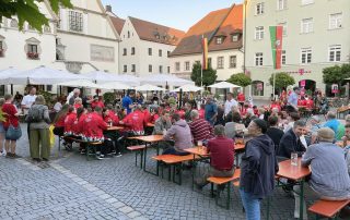 Willkommen („Üdvözöljük a“) in der nördlichen Oberpfalz: Der Weidener Stadtplatz platzte am Montagabend fast aus allen Nähten, als die 115 ungarischen Special Olympics-Sportler*innen im Rahmen des Host Town-Projektes von der Bevölkerung, den Vertreter*innen des Organisationskomitees und den politischen Amtsträger*innen der Stadt Weiden und des Landkreises Neustadt/WN offiziell begrüßt wurden.