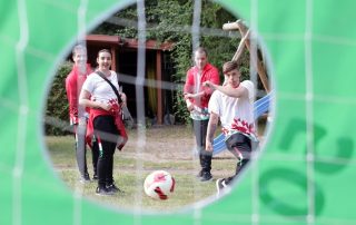 Spaß und Sport: Der zweite Tag des gemeinsamen Host Town-Projektes der Stadt Weiden und des Landkreises Neustadt/WN klang mit einem lockeren Grill auf dem BVS-Gelände am Schießlweiher bei Schwarzenbach aus.