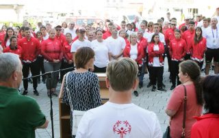 Berlin, wir kommen: Am Donnerstagvormittag verabschiedete das Organisationskomitee des gemeinsamen Host Town-Projektes der Stadt Weiden und des Landkreises Neustadt/WN die 115-köpfige ungarische Delegation auf dem Neustädter Stadtplatz. Als in Erinnerung bleibendes Geschenk gab es von der Altenstädter Firma puzzleYOU extra angefertigtes 1000-Teile-Puzzle mit dem Teamfoto der Ungarn.