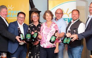 Ein Prosit für ein starkes Team für die nördliche Oberpfalz – die Freien Wähler gaben am Dienstagabend im Schafferhof in Neuhaus den Startschuss für den Wahlkampf 2023 (v. l.): Bernhard Schmidt, MdL Tobias Gotthardt, Gabriela Bäumler, Annette Dietl, Johannes Schmid, Hubert Schicker und Tobias Groß.