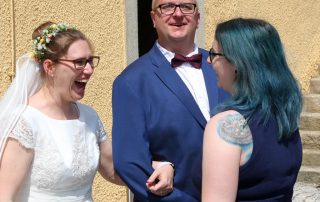Herzliche Glückwünsche vom HPZ: Anna Dettelbacher (r.), Leiterin des Sozialdienstes, und stellvertretender Werkstattleiter Reinhard Kagerer gratulierten dem Hochzeitspaar Sabrina Goßmann (l.) und Dominik Reisner (Mitte) stellvertretend für die Geschäftsführung, die Werkstätten GmbH und die Kolleginnen und Kollegen.