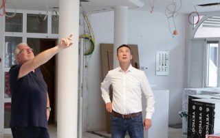 Nicht nur ein Lichtblick, sondern eine neue Musterlampe und viele neue Kabel für die Elektrik und den Brandschutz: Frank Wirth (l.), Leiter der Bauabteilung des Heilpädagogischen Zentrums (HPZ) Irchenrieth, informierte am Mittwoch HPZ-Vorstandsvorsitzenden Christian Stadler (r.) über die Baufortschritte im ehemaligen Neustädter „Hotel am Hofgarten“.