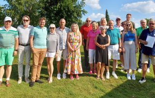 Der Schmidmühlener Präsident Harald Thies (l.) und sein Spielleiter Reinhold Scharl (r.) gratulierte den Siegerinnen und Siegern des 13. Haustechnik Schmid-Cups, bei dem am Samstag 80 Golferinnen und Golfer aus insgesamt zehn Clubs am Start waren.