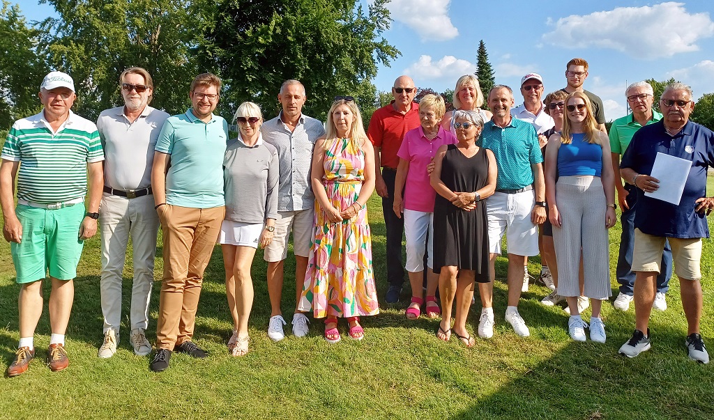 Der Schmidmühlener Präsident Harald Thies (l.) und sein Spielleiter Reinhold Scharl (r.) gratulierte den Siegerinnen und Siegern des 13. Haustechnik Schmid-Cups, bei dem am Samstag 80 Golferinnen und Golfer aus insgesamt zehn Clubs am Start waren.