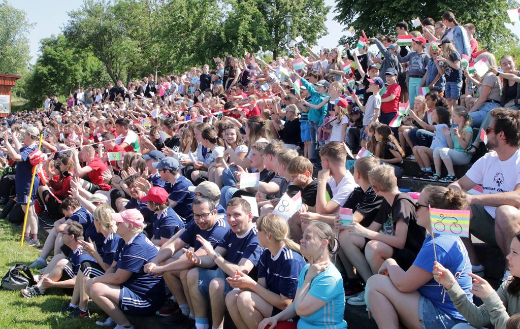 Deutschlandweit einmalig: Über 1000 Mädchen und Jungen aller Vohenstraußer Schulen feuerten bei einem gemeinsamen Projekttag zum Thema „Inklusion“ alle Sportler*innen lautstark an.
