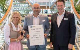 Josef Albang (M.), Leiter der HPZ-Werkstätten Irchenrieth, ist seit mehr als 20 Jahren für die IHK Regensburg als Prüfer im Einsatz. IHK-Vizepräsidentin Rita Högl (l.) und Hauptgeschäftsführer Dr. Jürgen Helmes (r.) überreichten ihm die Goldene Ehrennadel.
