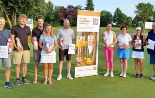 GLC-Spielleiter Reinhold Scharl (r.) und Sponsorin Marieluise Briza (3. v. r.) ehrten die Sieger*innen des Einladungs-Turniers „Malu trifft Freunde“.