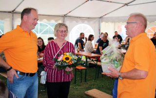 Ein Dankeschön für eine besondere ehrenamtliche Tätigkeit: Vorsitzender Josef Barth (r.) überreichte an Claudia und Manfred Meierhöfer kleine Präsente für den Zusammenbau der neuen Sitzmöglichkeit am Spielplatz.