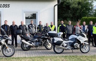 Die „Motorradfreunde Nervenkitzel“ der Siedlergemeinschaft Floß machten sich am Donnerstag am „Siedlerhaisl“ im Ortssteil Ziegelhütte auf dem Weg zu ihrer diesjährigen Tour unter dem Motto „Pässe pur“, die sie dieses Mal nach Südtirol führte.