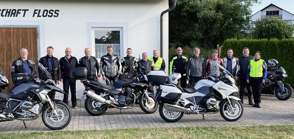 Die „Motorradfreunde Nervenkitzel“ der Siedlergemeinschaft Floß machten sich am Donnerstag am „Siedlerhaisl“ im Ortssteil Ziegelhütte auf dem Weg zu ihrer diesjährigen Tour unter dem Motto „Pässe pur“, die sie dieses Mal nach Südtirol führte.