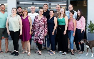Der Verein „Just Friends e. V.“ wählte am Dienstagabend bei seiner Mitgliederversammlung seine neue Die Führungsriege (v. l.): Alexander Lang, Katrin Sperrer, Stefan Ott, Alexandra Lang, Oliver Fienz, Stefa-nie Sperrer, Bekim Kastrati, Ilona Forster, Michael Forster, Leonie Binner, Thomas Binner, Silvia Binner und Irina Neuber. Es fehlen: Stephan Landgraf und Max Gärber.