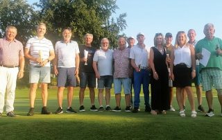 Harald Pirzer (8. v. r.) vom Sponsor „ELTeam GmbH“, GLC-Präsident Harald Thies (l.) und GLC-Spielführer Reinhold Scharl (r.) gratulierten den Siegerinnen und Siegern des Turnieres um den „ELTeam“-Cup 2023, das am Samstag in Schmidmühlen ausgespielt wurde.
