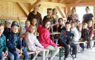 Handwerkliches Geschick war bei den 25 Mädchen und Jungen gefragt, als sie am Donnerstag beim Team der Flosser Frauen-Union (FU) um ihre Vorsitzende Gabi Frank am Kinderferienprogramm des Marktes Floß teilnahmen.