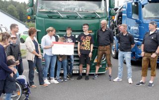 Einen 3333-Euro-Scheck vom Verein „Bäärenbande e. V.“ gab es für das Kinder- und Jugendwohnen „Am Kleefeld“ (hinten, v. l.): Wohnheimleiter Rainer Zintl, stellvertretende Vorstandsvorsitzende Brigitte Krause und Stephanie Filchner, Leiterin des Kinder- und Jugendwohnens, und die „Bäärenbande“-Vorstandschaft mit Vorsitzenden Torsten Schmitt, Schatzmeister Heiko Schieder und stellvertretender Vorsitzender Marc Hauer (hinten, v. r.).